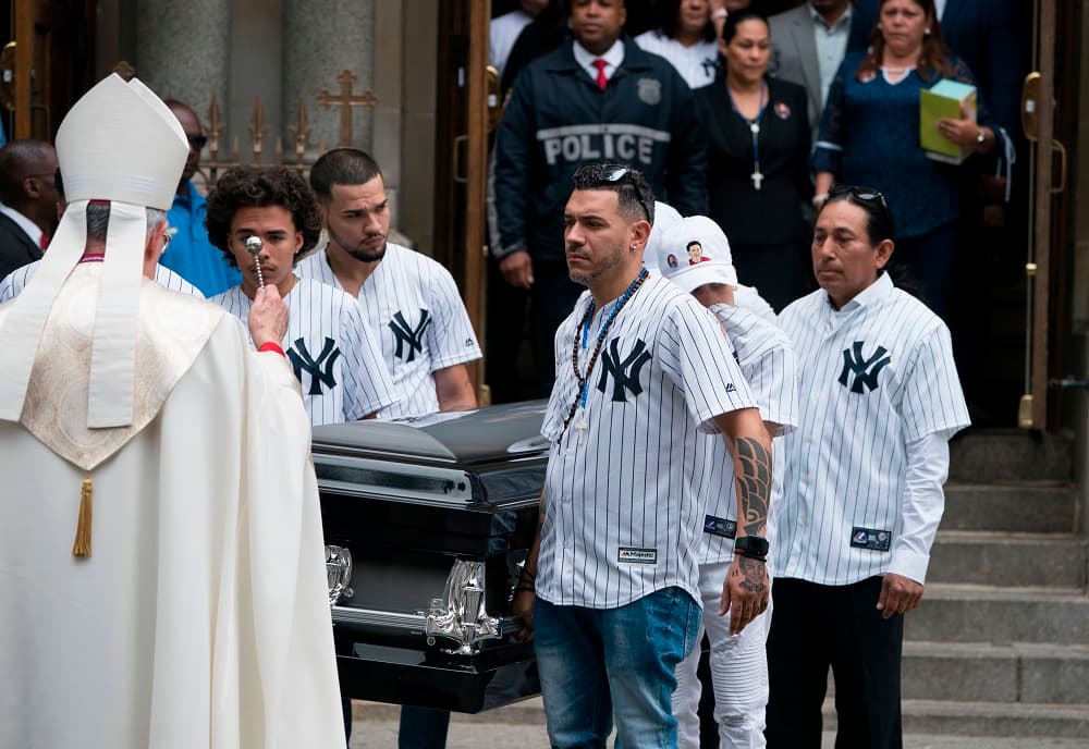 Las personas que transportaron el ataúd, entre las que estaba su padre (en el centro con gafas de sol y manga corta), llevaron camisetas de los Yankees, ya que el joven era un seguidor de este equipo.