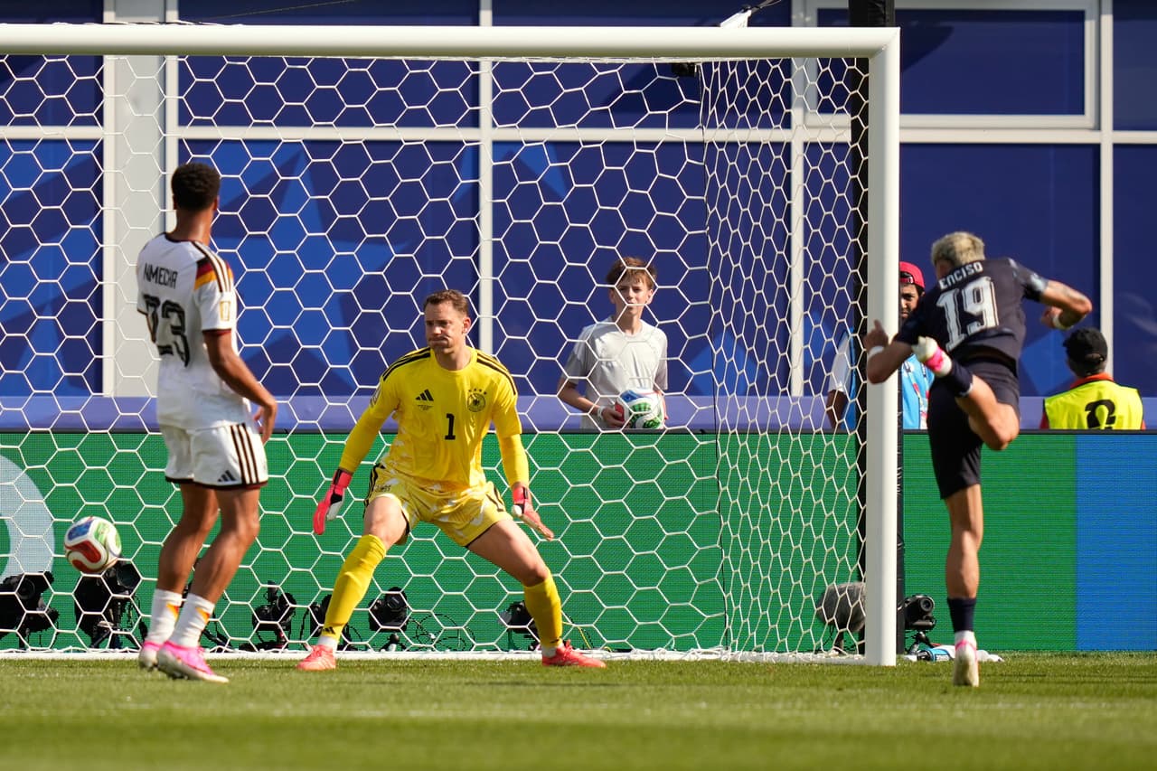 El paraguayo Julio Enciso (derecha) marca el primer gol ante el portero alemán Manuel Neuer durante el partido de dieciseisavos de final de la Copa del Mundo entre Alemania y Paraguay en Foxborough, Massachusetts, cerca de Boston, el lunes 29 de junio de 2026.