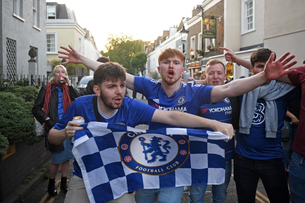 Los aficionados del Chelsea salen de sus casas para celebrar en las calles su segundo título de la UEFA Champions League.