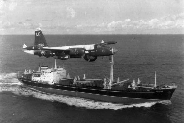 Un avión P2V Neptune US Patrol vuela sobre el buque soviético durante la crisis de octubre.
