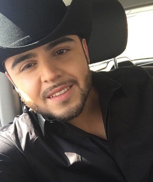 Además es súper adicto a las selfies, y cómo no, si es todo un rompecorazones.