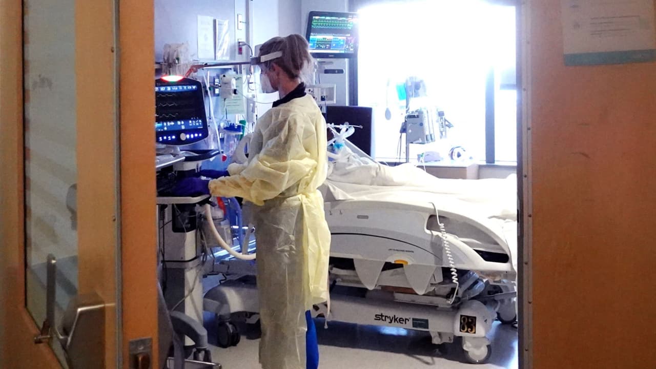 Preocupación entre la comunidad médica: temen que EEUU podría estar al borde de otra ola de covid-19