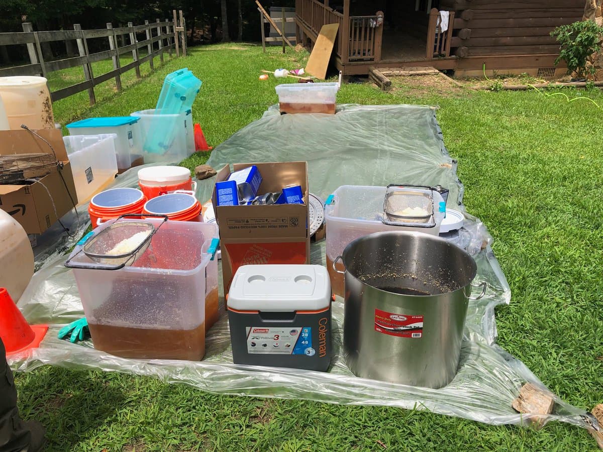 Tres hombres fueron detenidos este miércoles en una operación antidrogas en la que también se confiscaron decenas de kilogramos de metanfetamina lista para distribuir y en proceso de fabricación.