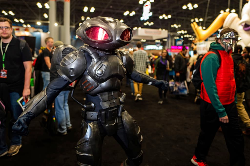 Vestido como Black Manta, el supervillano ficticio que aparece en los cómics estadounidenses publicados por DC Comics, posa ante las cámaras de los visitantes a la Comic Con.