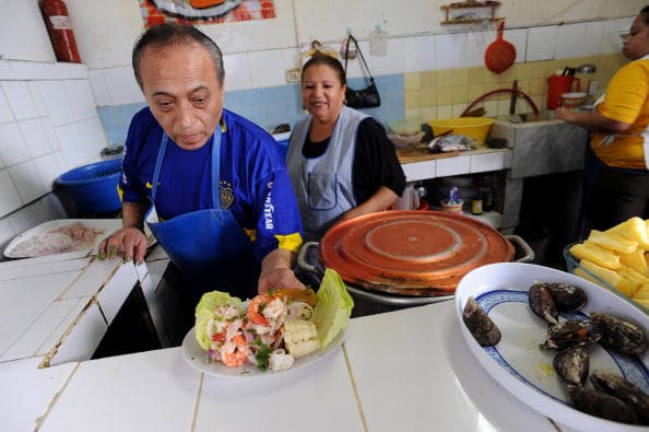 <b>7.</b> En séptimo puesto entra el primer país de América Latina en la lista: se trata de 
<b>Perú con su famoso ceviche</b>, todo un manjar para los amantes de la 
<a href="https://www.univision.com/los-angeles/ksca/musica/el-free-guey/publicas-selfies-y-fotos-de-comida-en-redes-sociales-enterate-lo-que-eso-dice-de-ti-video">comida</a> del mar. Pescado fresco, camarones, limón y ají hacen de este plato sudamericano una receta ideal para el verano.