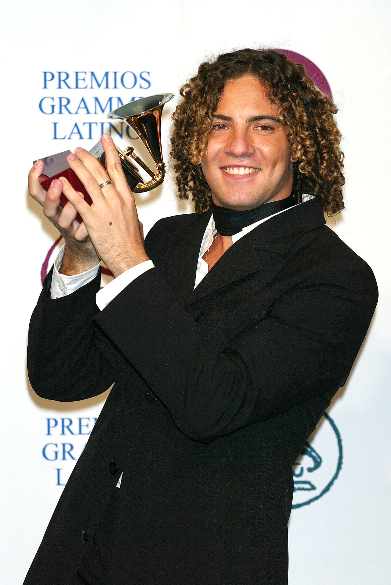 En 2003, el español David Bisbal, con todo y rizos, recogió el galardón por Mejor Nuevo Artista.