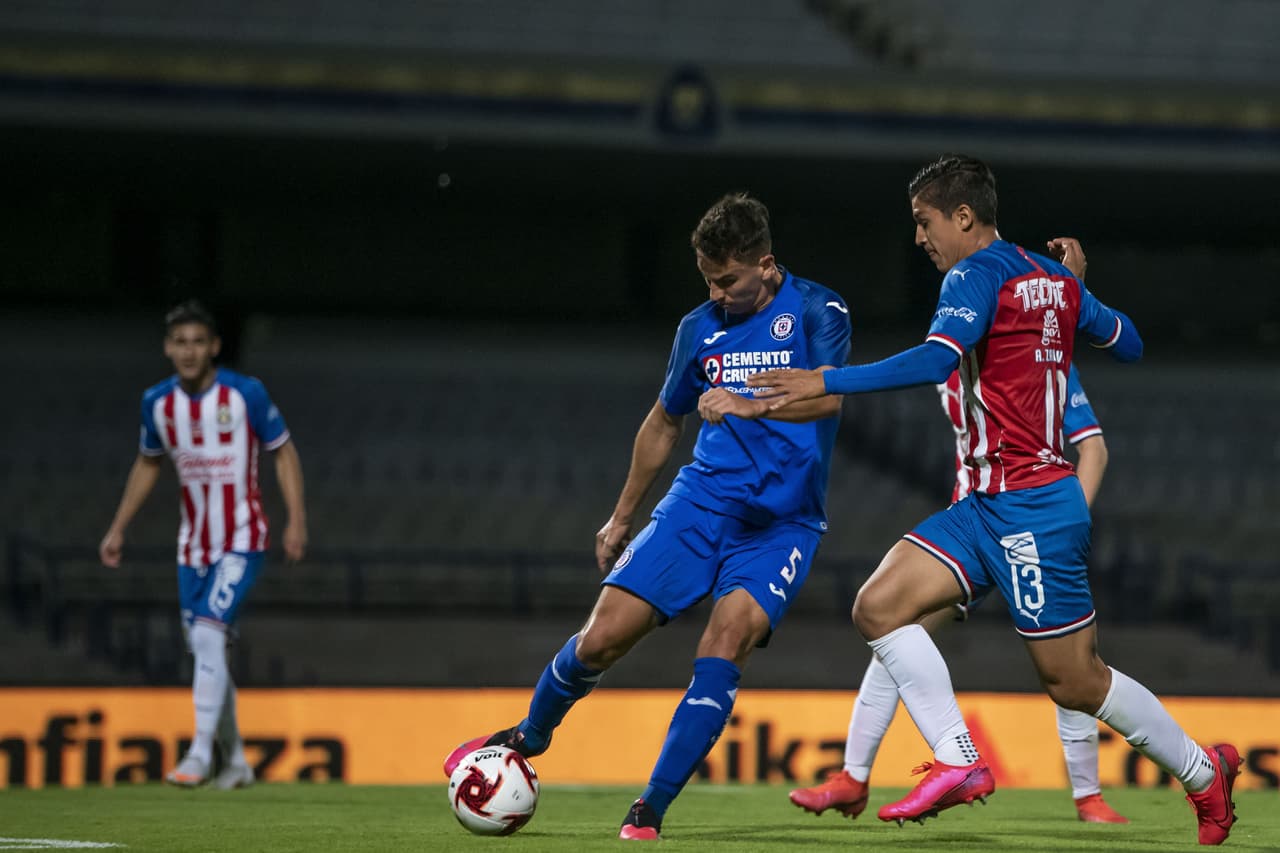 La pelea en el mediocampo comienza a ser más intensa con el paso de los minutos.