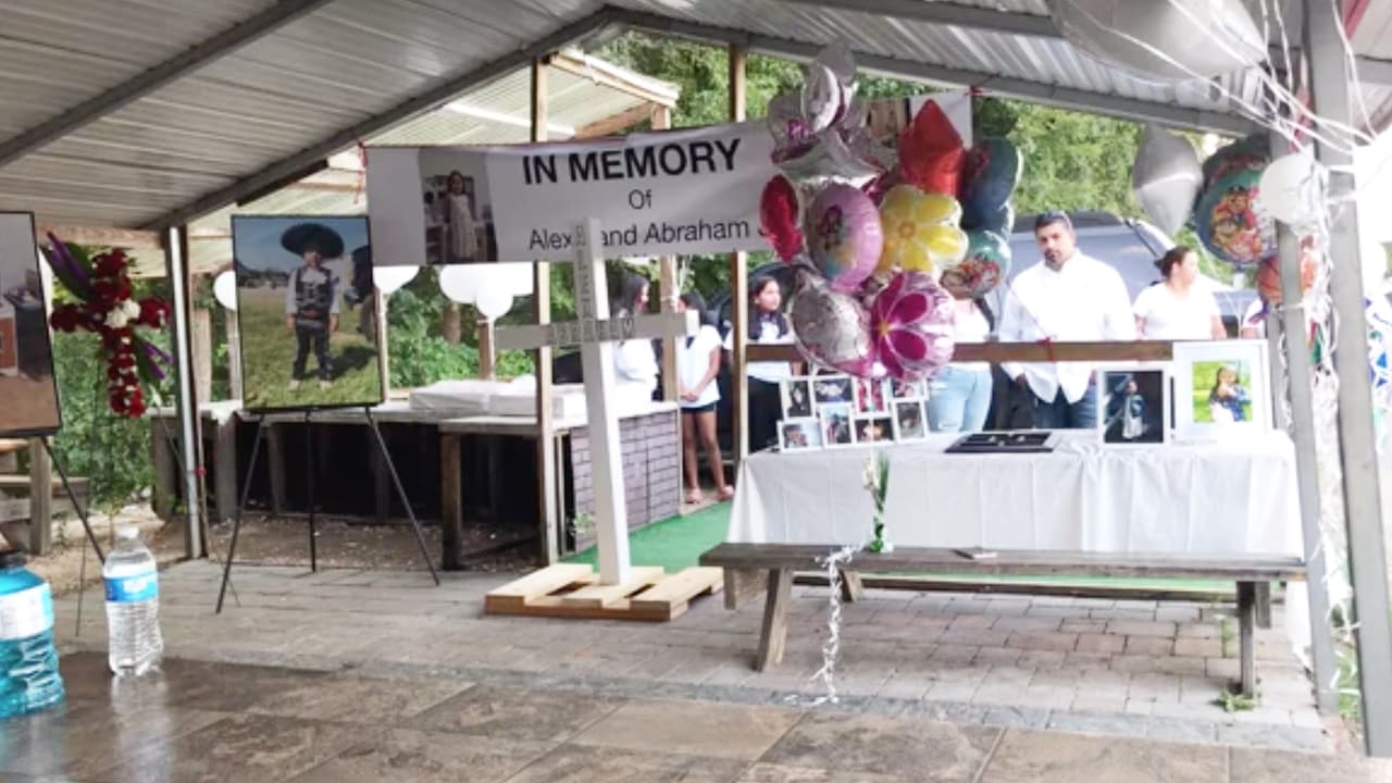 Una ceremonia para celebrar
<a href="https://www.univision.com/local/north-carolina-wuvc/hallan-los-cuerpos-de-dos-hermanos-hispanos-arrastrados-por-un-arroyo-en-smithfield">la vida de Alexa y Abraham</a> fue llevada a cabo el sábado en el Smithfield Flea Market (mercado de las pulgas). Familiares y miembros de la comunidad realizaron un emotivo tributo.