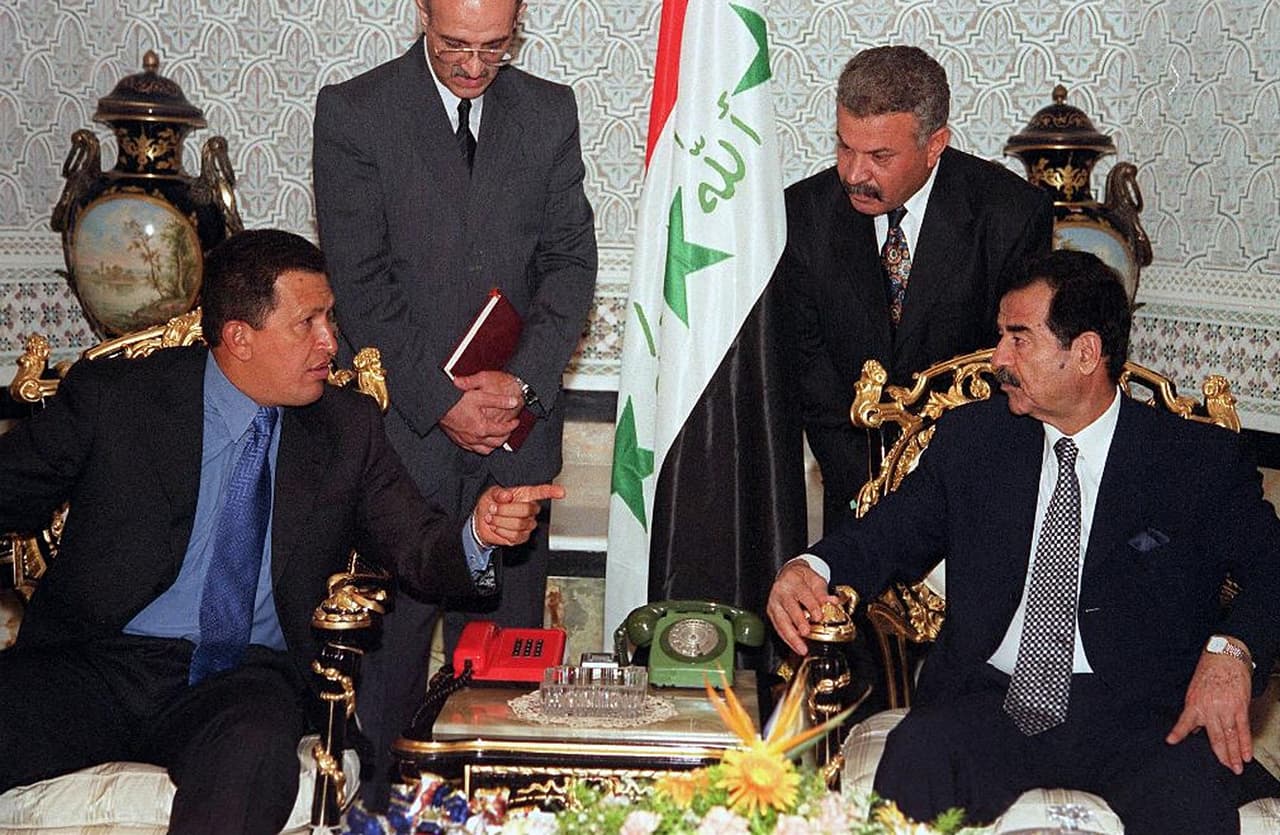<b>Amistades peligrosas.</b> Hugo Chávez se reunió con los líderes más criticados de su tiempo. Esta fotografía es de una visita del mandatario a Bagdad, Irak, donde se encontró con el dictador iraquí Sadam Hussein en octubre de 2000.