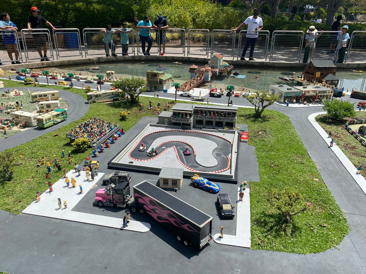 Cada pieza del recorrido esta construída con piezas lego de distintos tamaños.