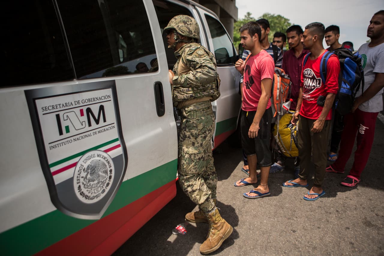 Un miembro del Ejército mexicano detiene a un grupo de migrantes en Tapachula, México. (Archivo)