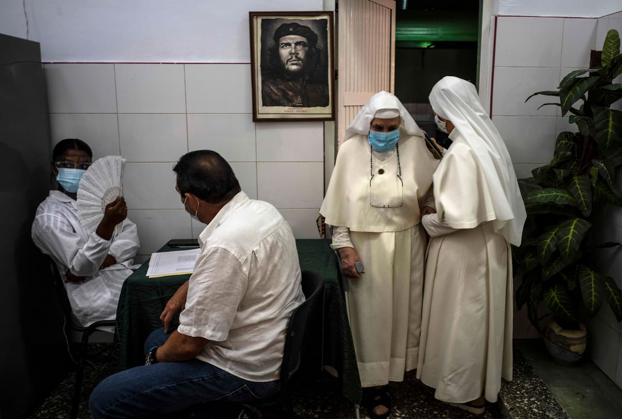 <b>La esperanza cubana</b>
<br>
<br>Dos monjas se van después de ser inoculadas con una dosis de la vacuna cubana contra el covid-19. Sucedió en La Habana, Cuba, el 23 de junio.
<br>
