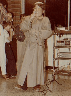 Raúl González se caracteriza por su carisma y entusiasmo en todo lo que hace, en su etapa de estudiante no era la excepción y aquí lo vemos animando desde muy pequeño.