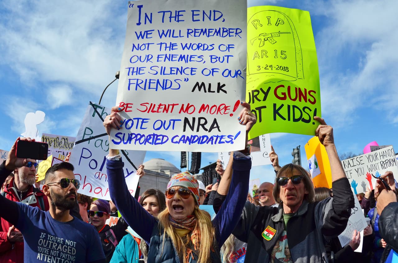 Críticas contra la asociación nacional del rifle son recurrentes en los mensajes de los activistas en Washington DC.