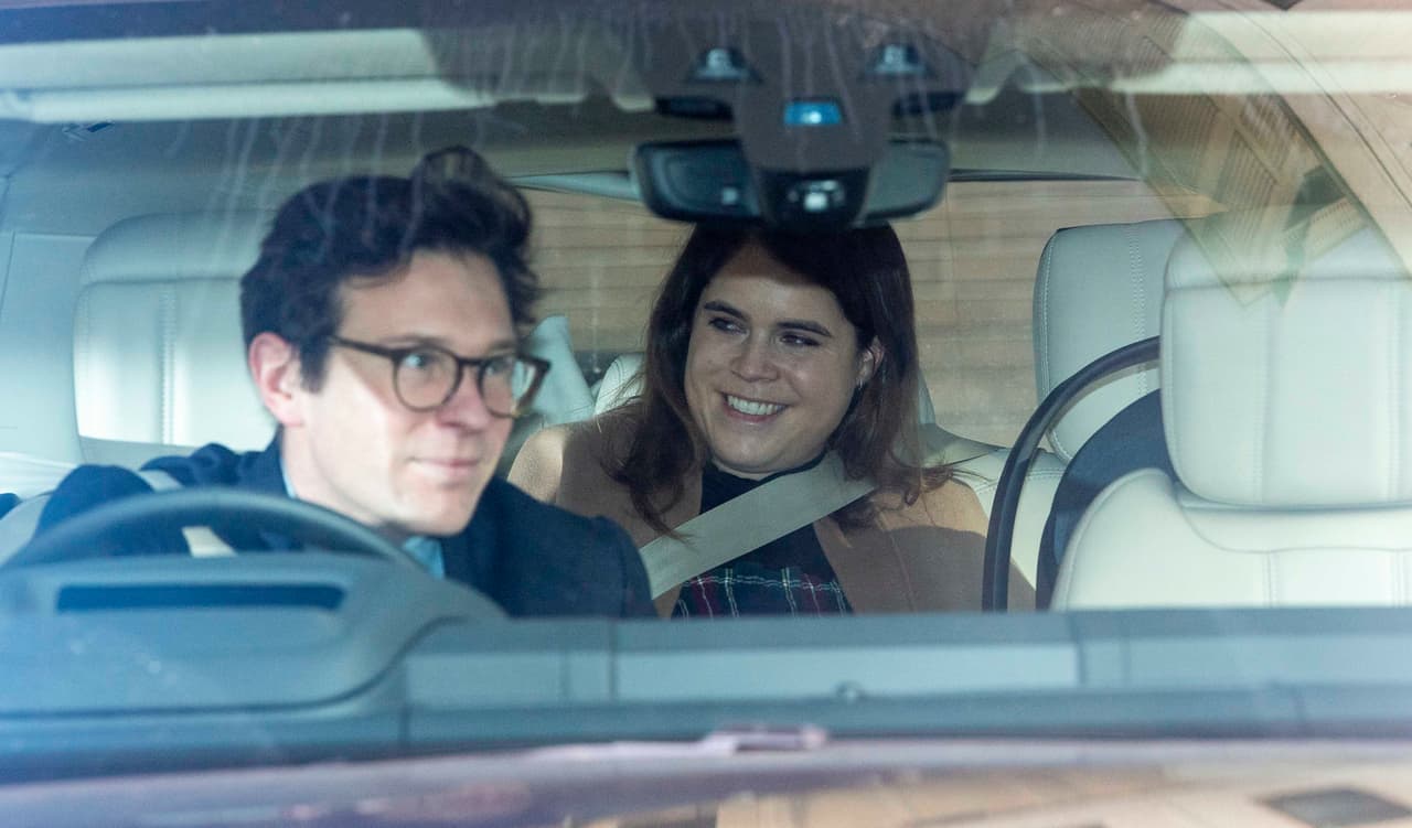 En las imágenes captadas por la prensa británica, la nieta de la reina Isabel II se muestra sonriente en la parte trasera de la camioneta que maneja su esposo Jack.
<br>