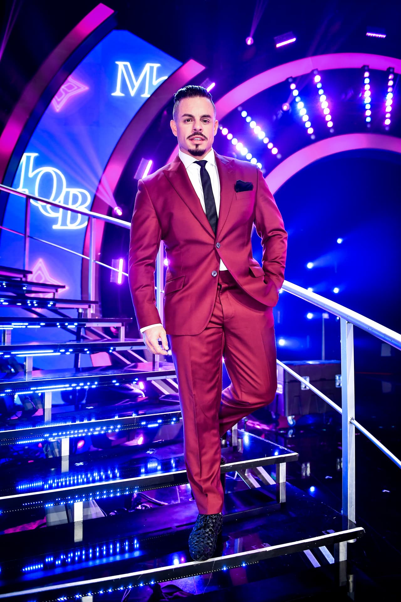 Esta es la tercera temporada como juez de Casper Smart en Mira Quién Baila y no deja de sorprendernos con sus looks de noche. En esta ocasión lo vimos con dos atuendos, uno de ellos fue este en color vino.