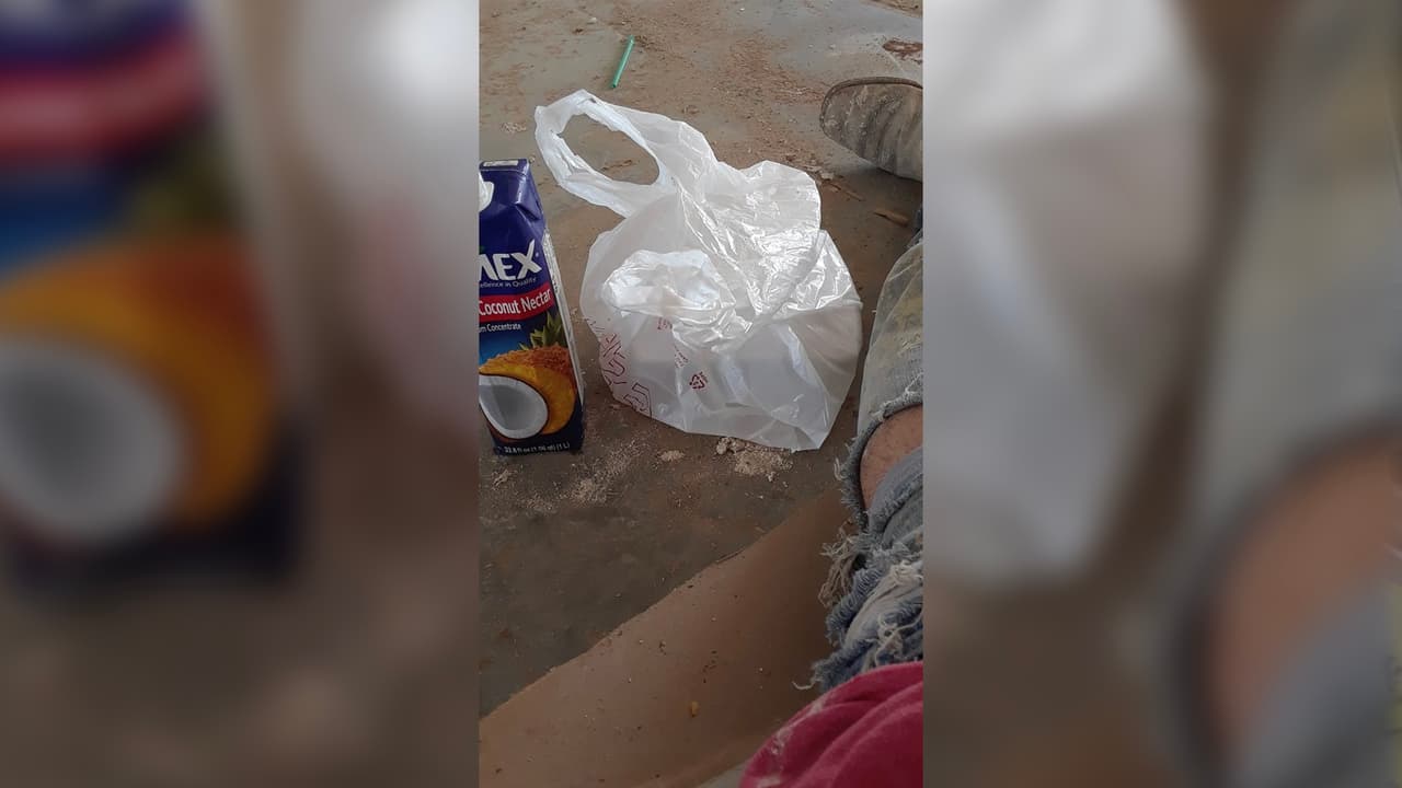 Alexander Ochoa muestra en esta imagen que tuvo que comer en la calle tras las restricciones a los restaurantes del área de Houston por el brote del coronavirus.