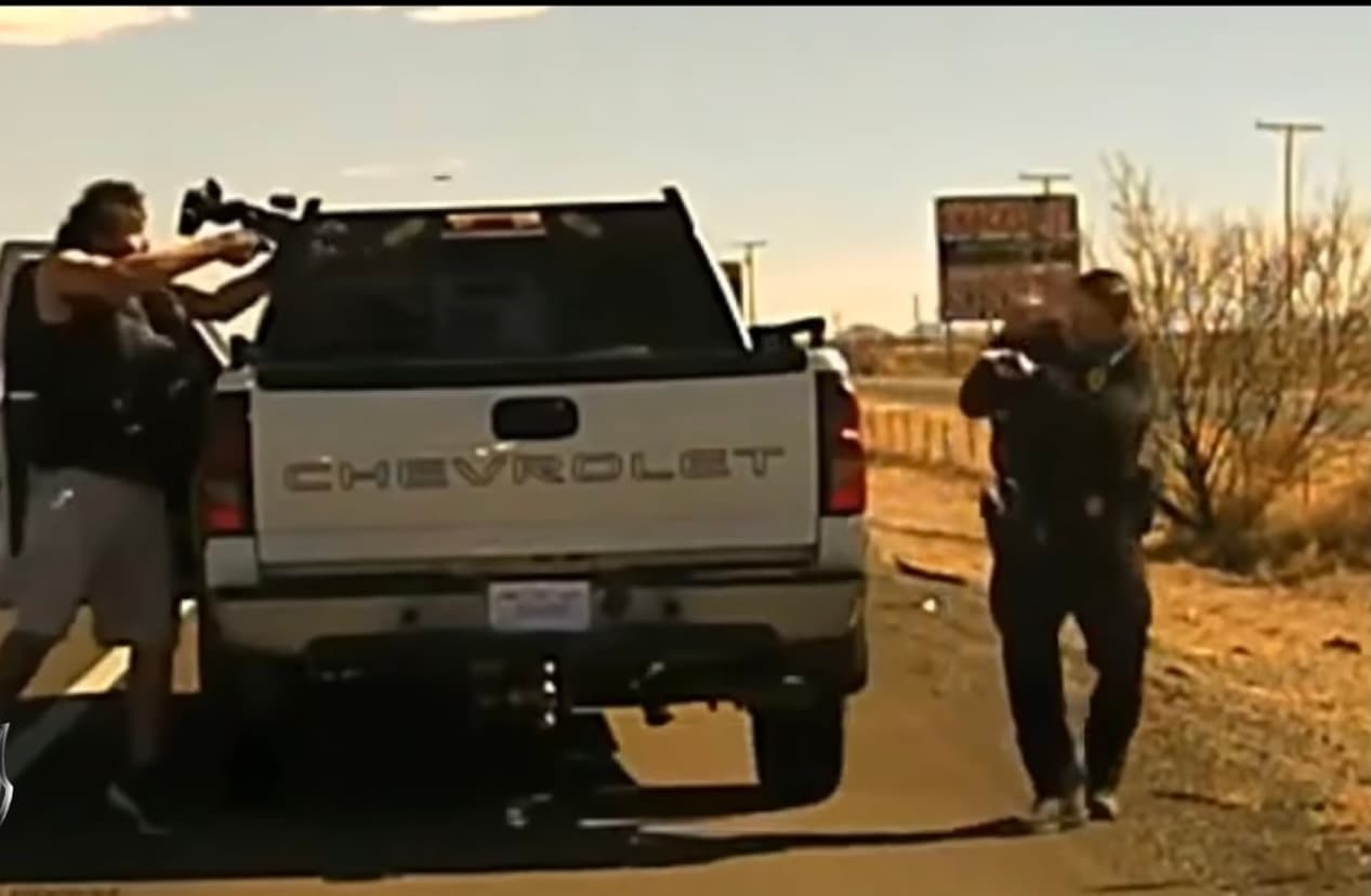 <b>Video público. </b>Poco más de dos meses del asesinato, la policía hizo públicas el pasado viernes
<a href="https://www.youtube.com/watch?v=Pi2KunUcDSY" target="_blank">las grabaciones de la cámara corporal de Jarrott y la de su patrulla</a>, en las que se puede observar el antes, durante y después de su muerte.
<br>