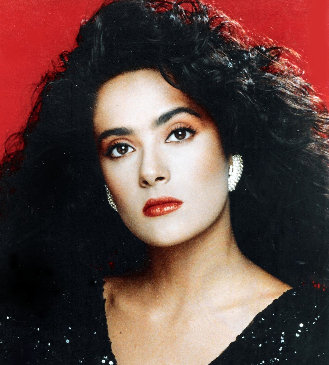 Salma Hayek debutó como actriz de telenovelas con "Nuevo Amanecer" en 1988.