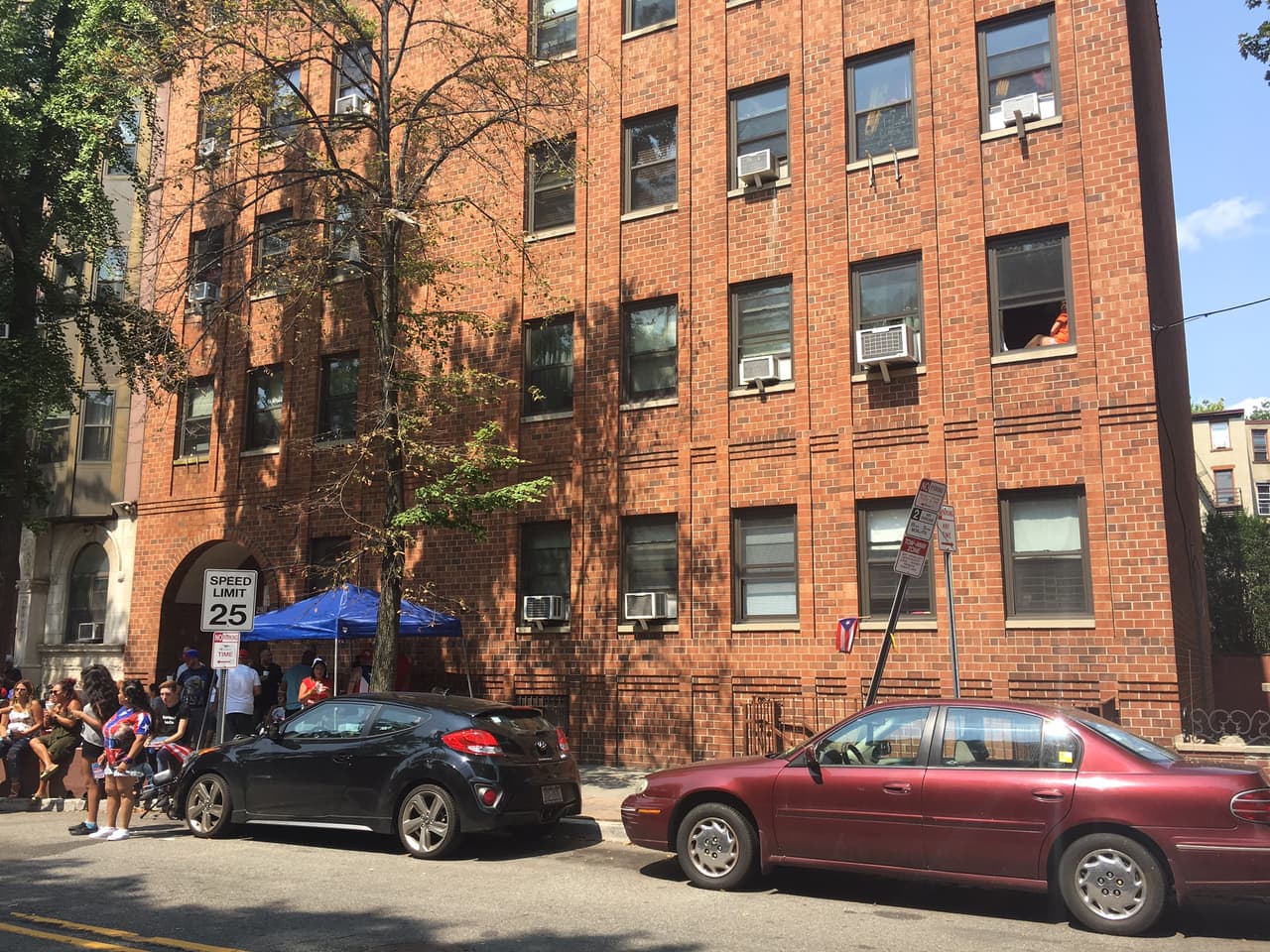 Algunos optaron por disfrutar el Desfile Puertorriqueño desde sus ventanas. Abajo no faltaban ni la salsa ni el olor a alcapurria, una de las frituras de la gastronomía boricua.