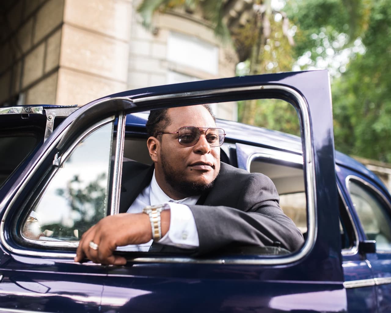 Por su parte, el 'Detective Lennox', también elegantemente vestido, listo para ir al rescate de la bella protagonista que cayó en manos de unos malvados secuestradores.