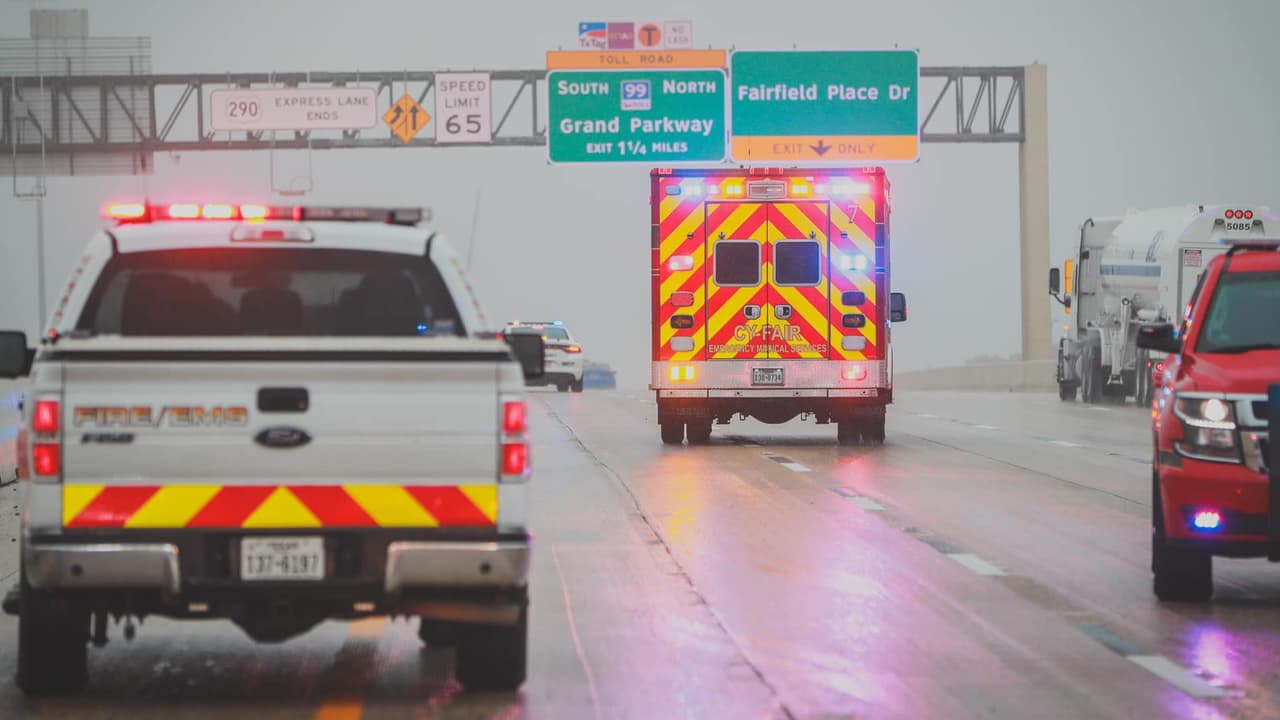 Los dos adultos también fueron trasladados a hospitales locales donde están siendo atendidos.