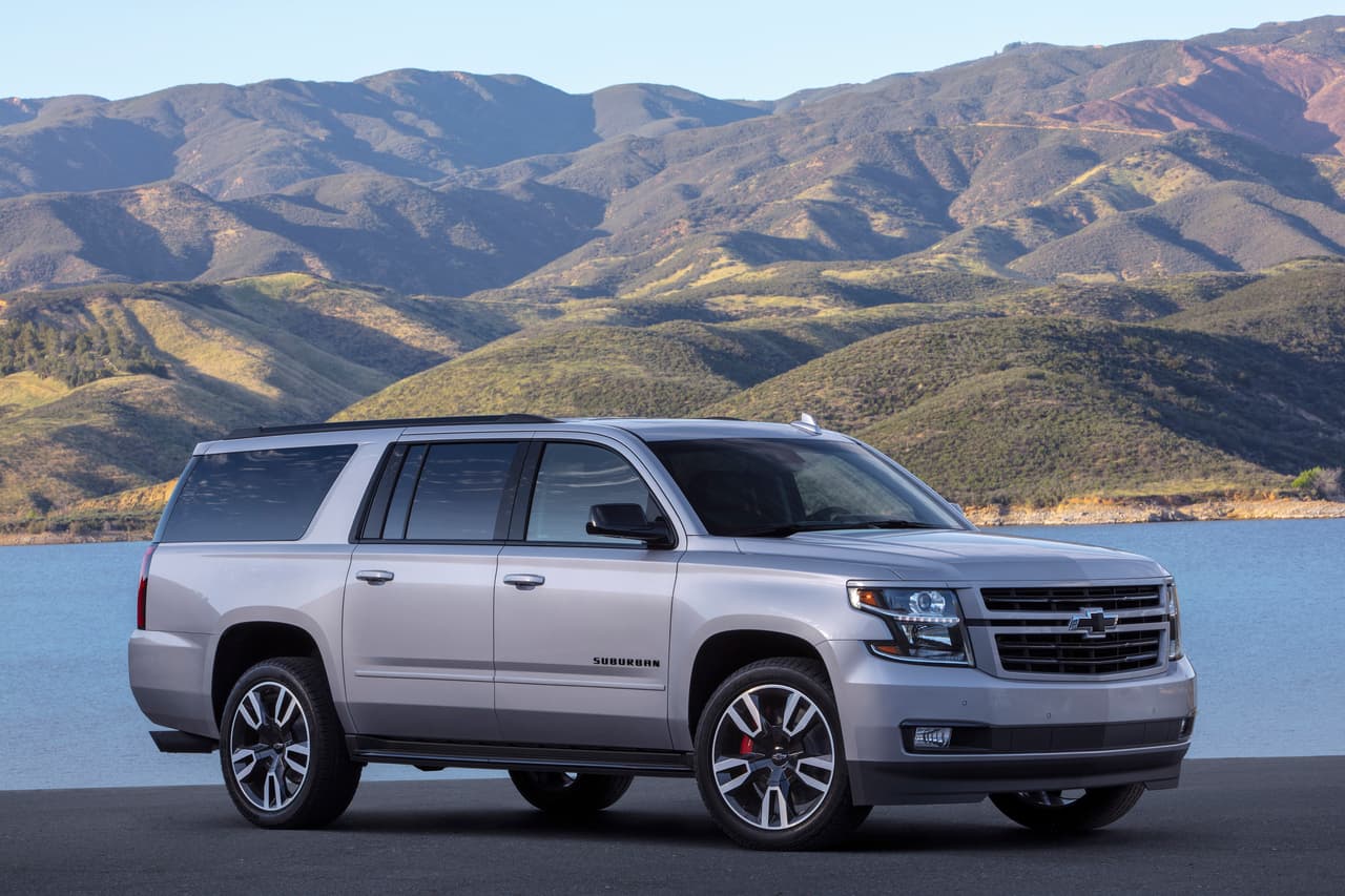 El motor de esta versión de la Chevrolet Suburban recibió una dosis extra de poder. El V8 de 5.3 litros y 355 caballos de fuerza fue sustituido por una versión de 6.2 litros y ahora genera 420 caballos de fuerza. La camioneta también ganó una nueva transmisión automática de 10 velocidades.