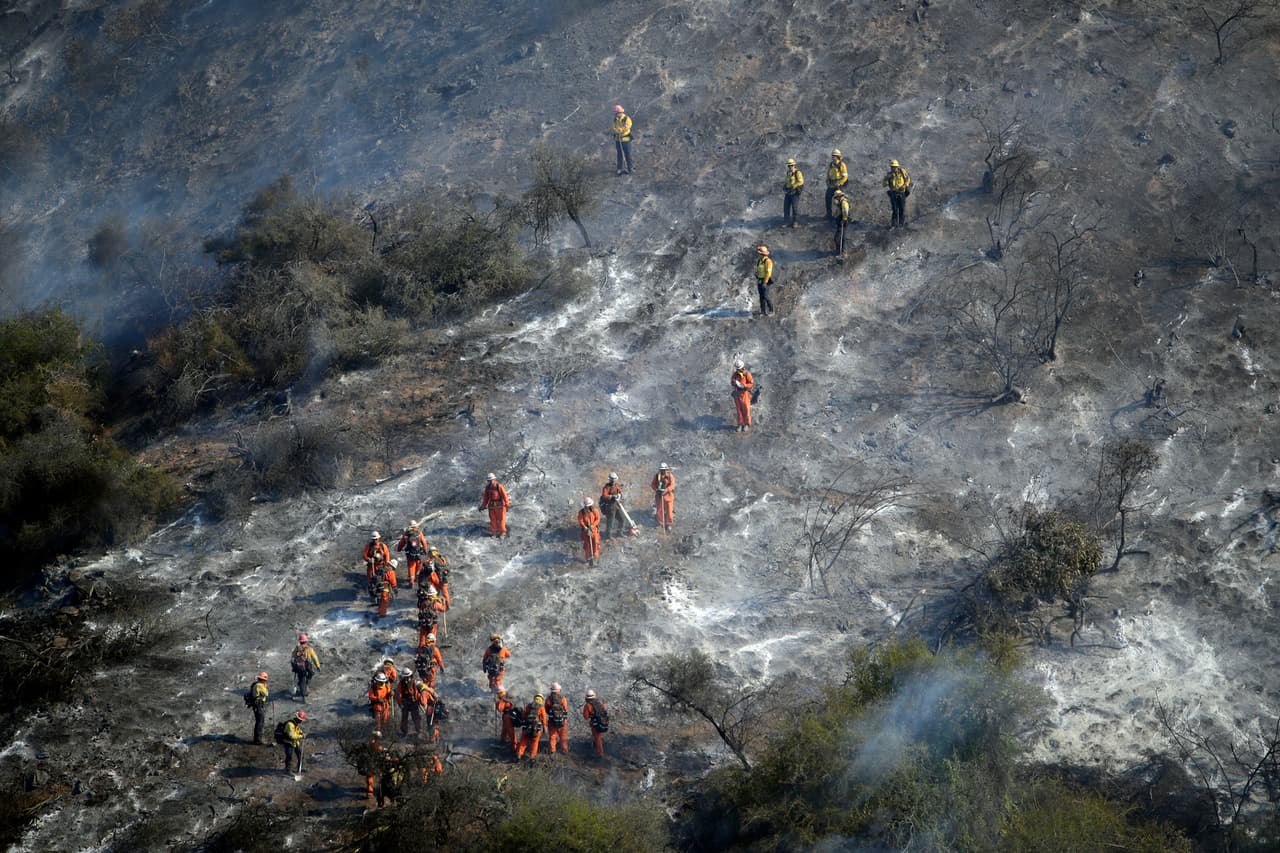 Con cuadrillas por tierra y aire para apagar los puntos más calientes del área.