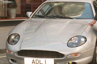 Subastarán el Aston Martin DB7 de Jennifer López