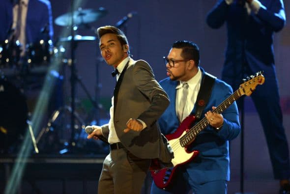 Prince Royce, disfrutó y no dejó de bailar durante toda la canción.