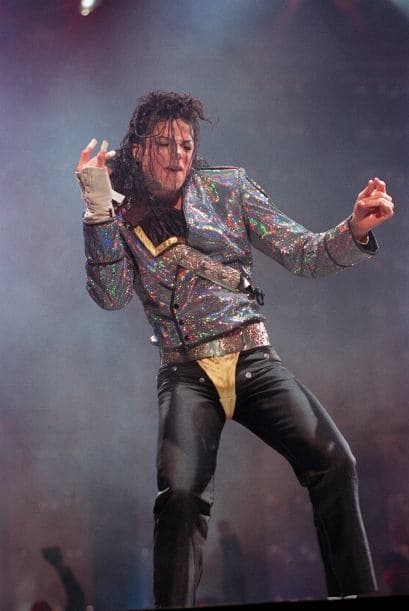 Cada año, la revista 
<b><a href="https://www.forbes.com.mx/las-13-celebridades-muertas-que-mas-dinero-hicieron-en-2018/">Forbes</a></b> hace un recuento de las personalidades que continúan generando ingresos tras su muerte. En 2018, el cantante 
<b>Michael Jackson</b>, fallecido en julio de 2009, encabeza la lista al generar ganancias por más de 
<b>400 millones de dólares</b>.