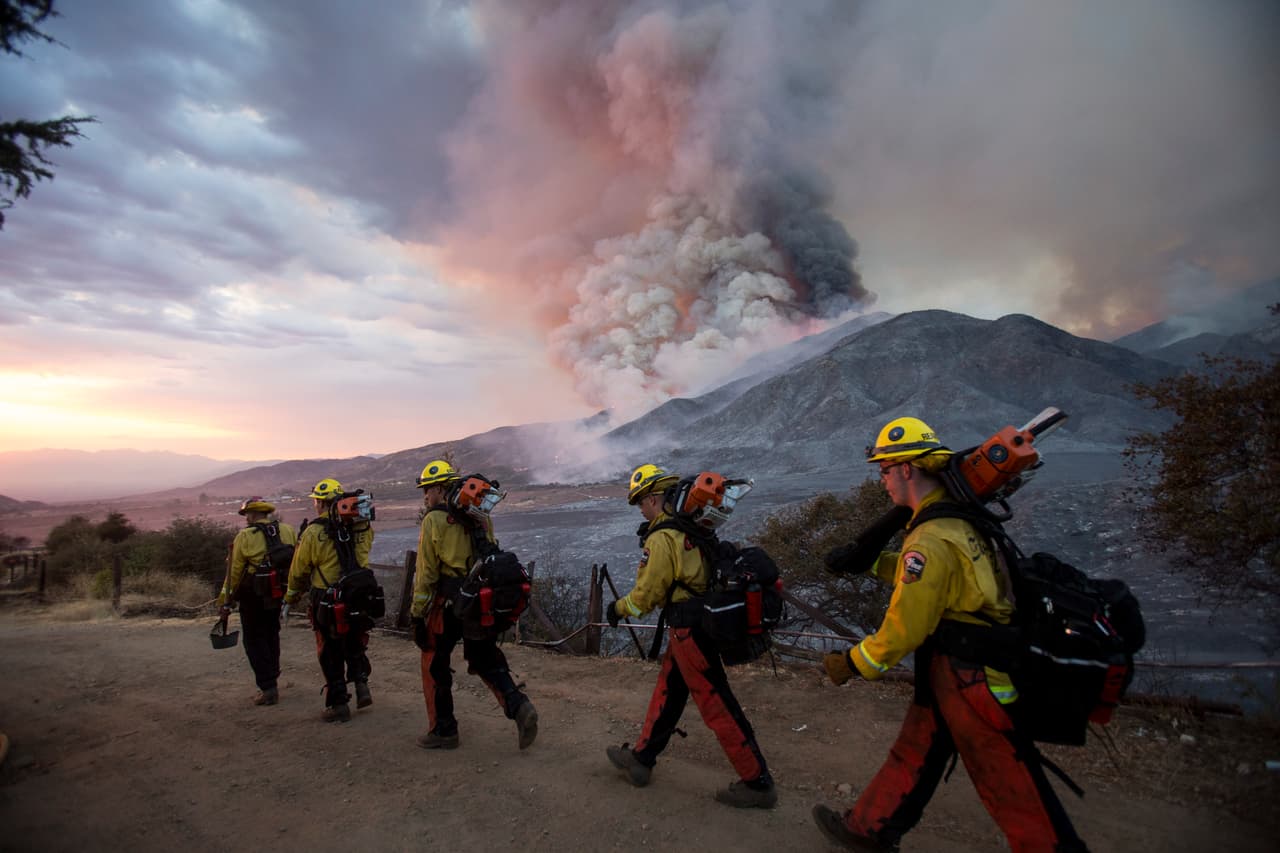 "Se intensificó más el incendio, brincó la carretera 38 hacia el lado norte, yendo para la comunidad de Big Bear", dijo el capitán Fernando Herrera de CalFire Riverside.