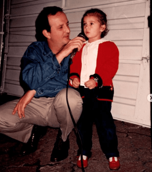 Desde pequeña, Paulina mostró su talento como cantante. Actualmente domina varios instrumentos musicales como: piano, guitarra y violín.