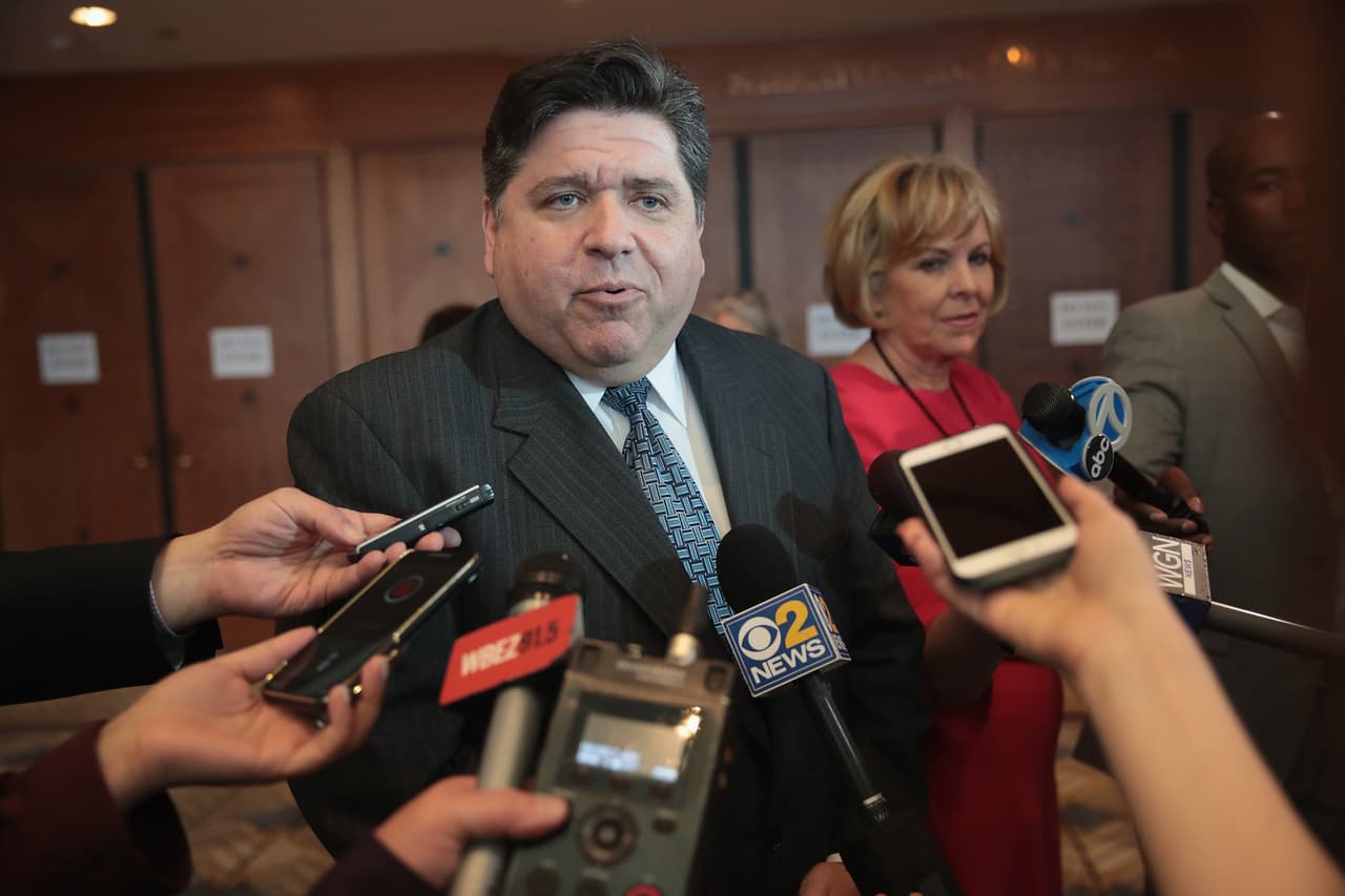 El gobernador de Illinois J.B. Pritzker respondió a Trump con un tuit diciéndole a Trump que había “desperdiciado meses preciosos cuando podría haber tomado medidas para proteger a los estadounidenses y a los habitantes de Illinois".“Debería liderar una respuesta nacional en lugar de hacer berrinches desde el asiento trasero¨", escribió Pritzker y agregó: “Sal de Twitter y haz tu trabajo”.