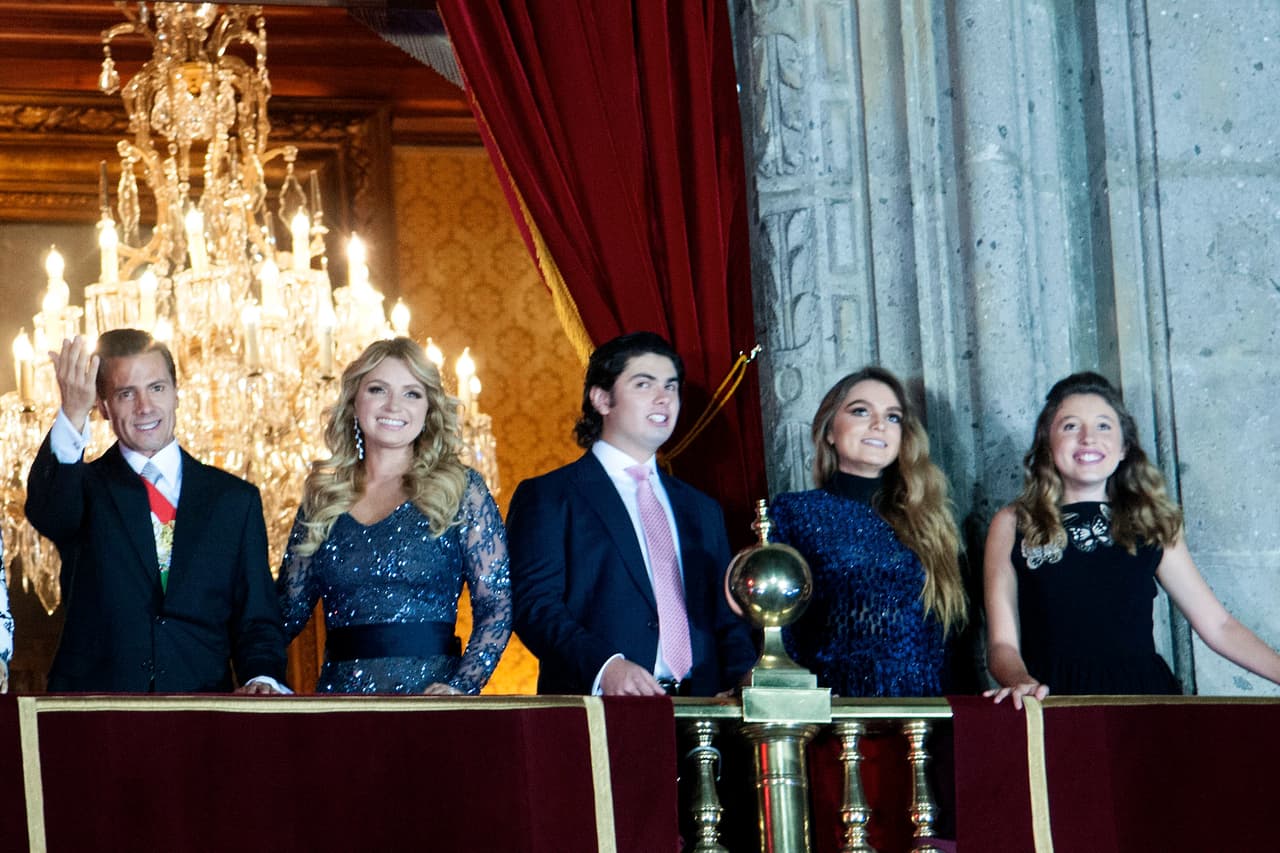 En el año 2016 
<b><a href="http://www.univision.com/temas/sofia-castro">Sofía</a></b> sorprendió con un vestido en color azul marino y de cuello alto, mostrando una elegancia sin igual, así como 
<b><a href="http://www.univision.com/temas/angelica-rivera">Angélica Rivera</a></b>, quien también optó por un vestido del mismo color.