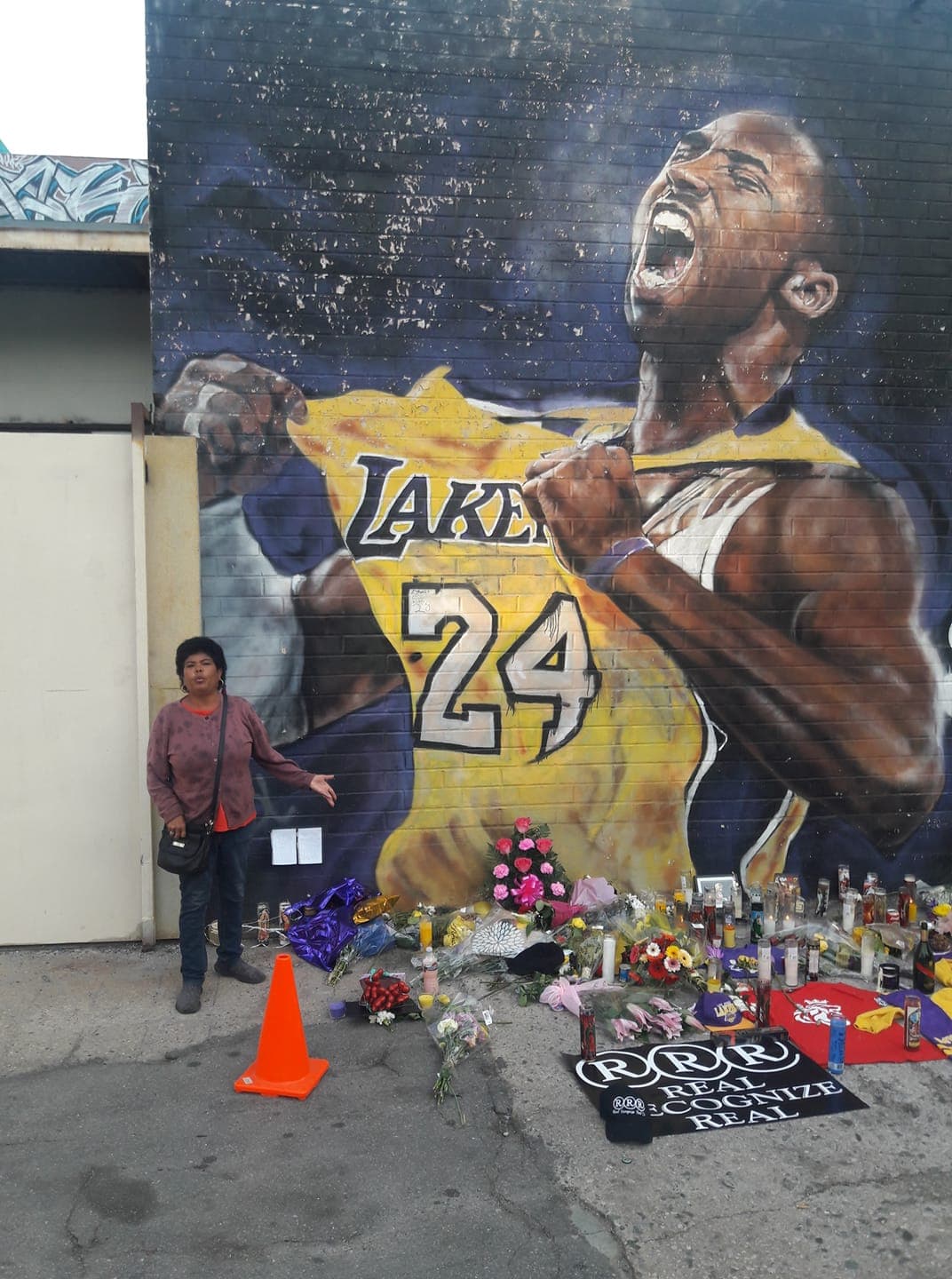 Visitando uno de los murales que se han convertido en altares por toda la ciudad.