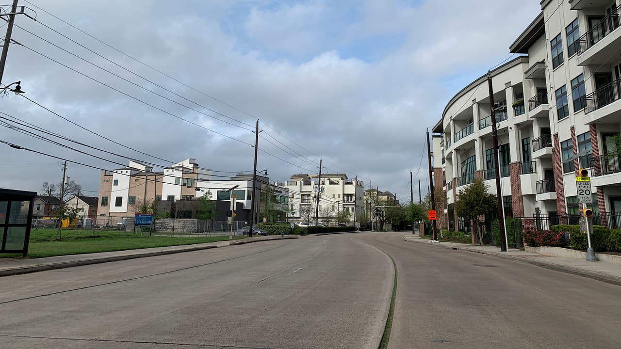 En áreas de complejos habitacionales es raro ver personas caminando en los alrededores.