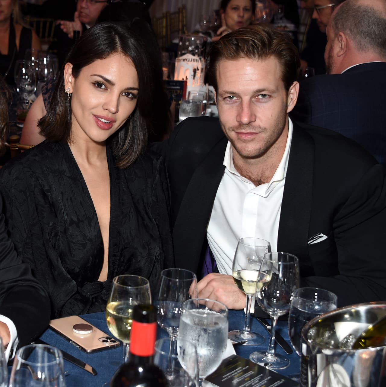 Poco después, la también cantante compartió en Instagram una foto junto a Luke Bracey, la cual acompañó de la frase "Mi favorito". A esa siguieron otras imágenes, pero todas fueron eliminadas de la red social.