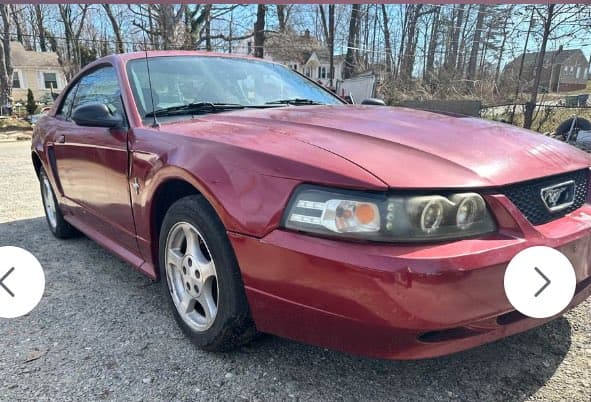 El FBI también compartió imágenes del auto donde presuntamente logró escapar el hispano. Se trata de un Ford Mustang, de color rojo.