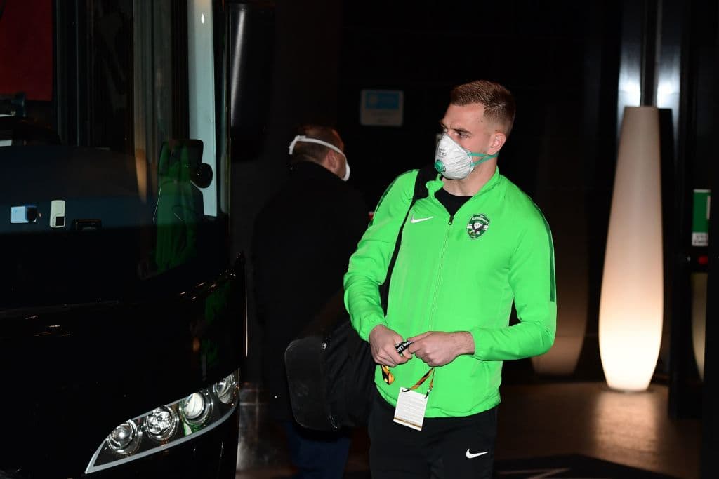Tras la amenaza latente del coronavirus en Italia, jugadores del Ludogorets llegaron con mascarillas al partido contra el Inter a puerta cerrada.