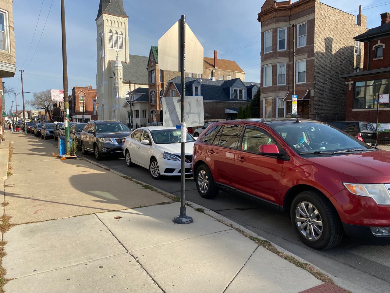 Durante la mañana del jueves y desde bien temprano, se podía ver una larga fila de autos y personas para realizarse la prueba de covid-19.