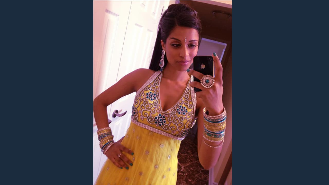 Lilly Singh, conocida por su nombre de usuario "Superwoman", es una comediante nacida en Canada con padres de India.