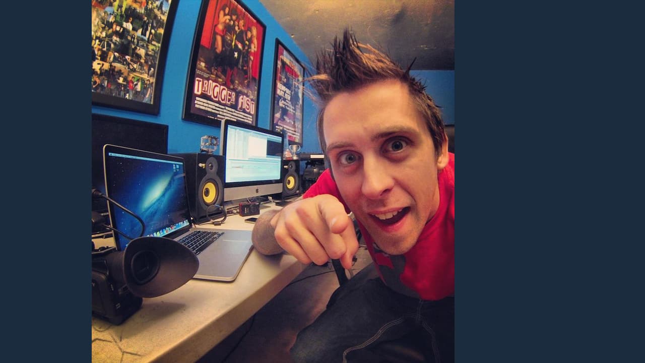 Muchos lo critican como un acto inmaduro, pero uno que le ha traído más de $2 millones de dólares y colaboraciones con compañías como Nissan.