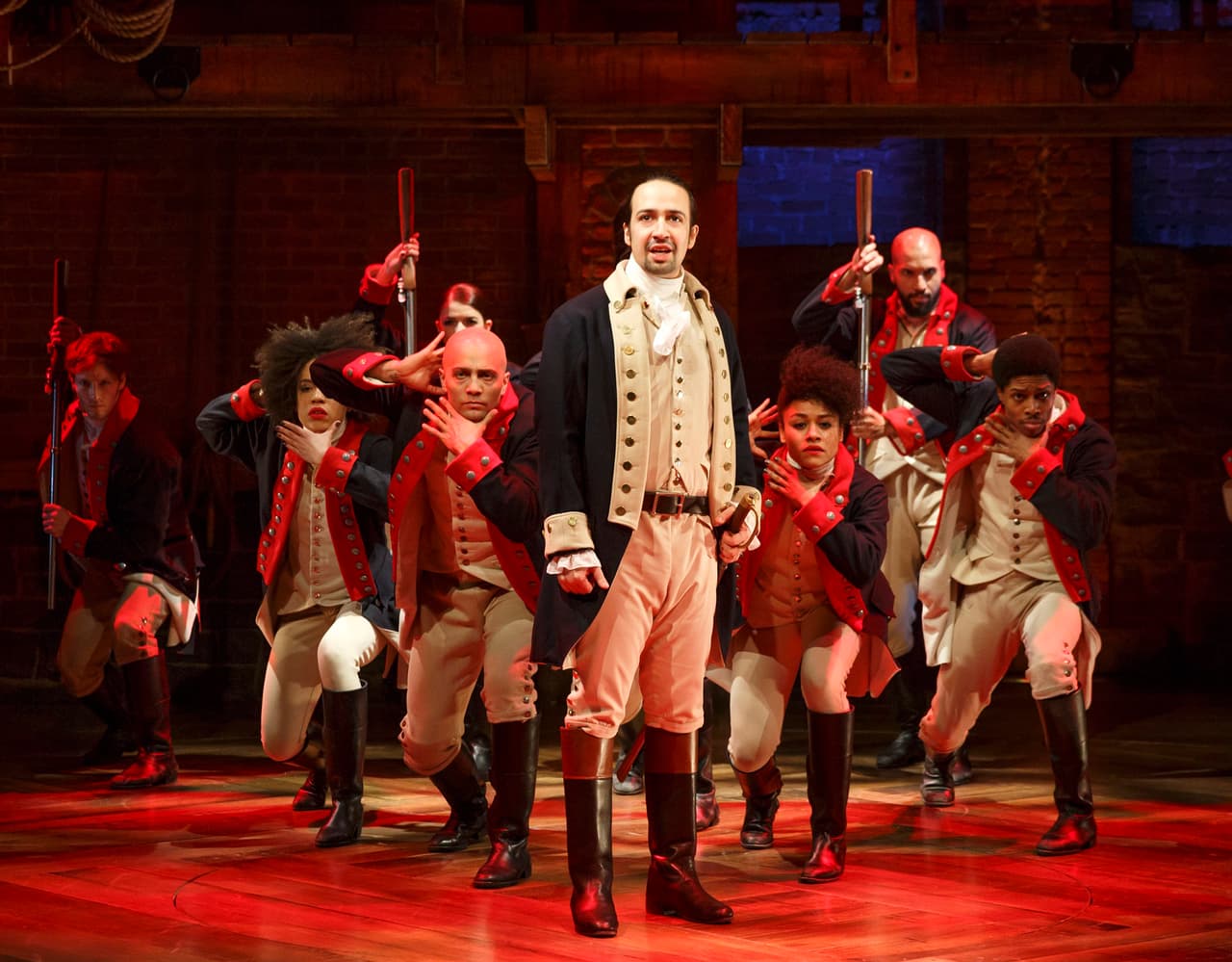 En esta imagen difundida por The Public Theater, Lin-Manuel Miranda, al frente, y el elenco de "Hamilton" durante una función del musical en Nueva York. La biografía de Alexander Hamilton con sabor a hip hop ganó el Premio Pulitzer de teatro el lunes 18 de abril del 2016. (Joan Marcus/The Public Theater vía AP)