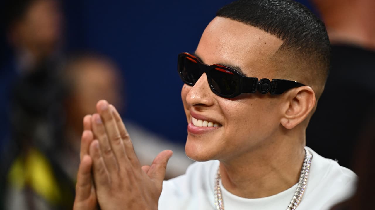 <h2 class="cms-H2-H2">Daddy Yankee</h2> 
<br>El cantante se despidió de los escenarios el pasado 3 de diciembre, en su natal Puerto Rico, y durante su último concierto hizo una reveladora confesión.
<br>En medio de los 
<a href="https://www.univision.com/famosos/daddy-yankee-esposa-se-divorcia-anillo-separacion" target="_blank">rumores de separación de su esposa Mireddys González</a>, aseguró que le "faltaba algo para sentirme completo, pero (hoy) hay alguien que pudo llenar ese vacío".