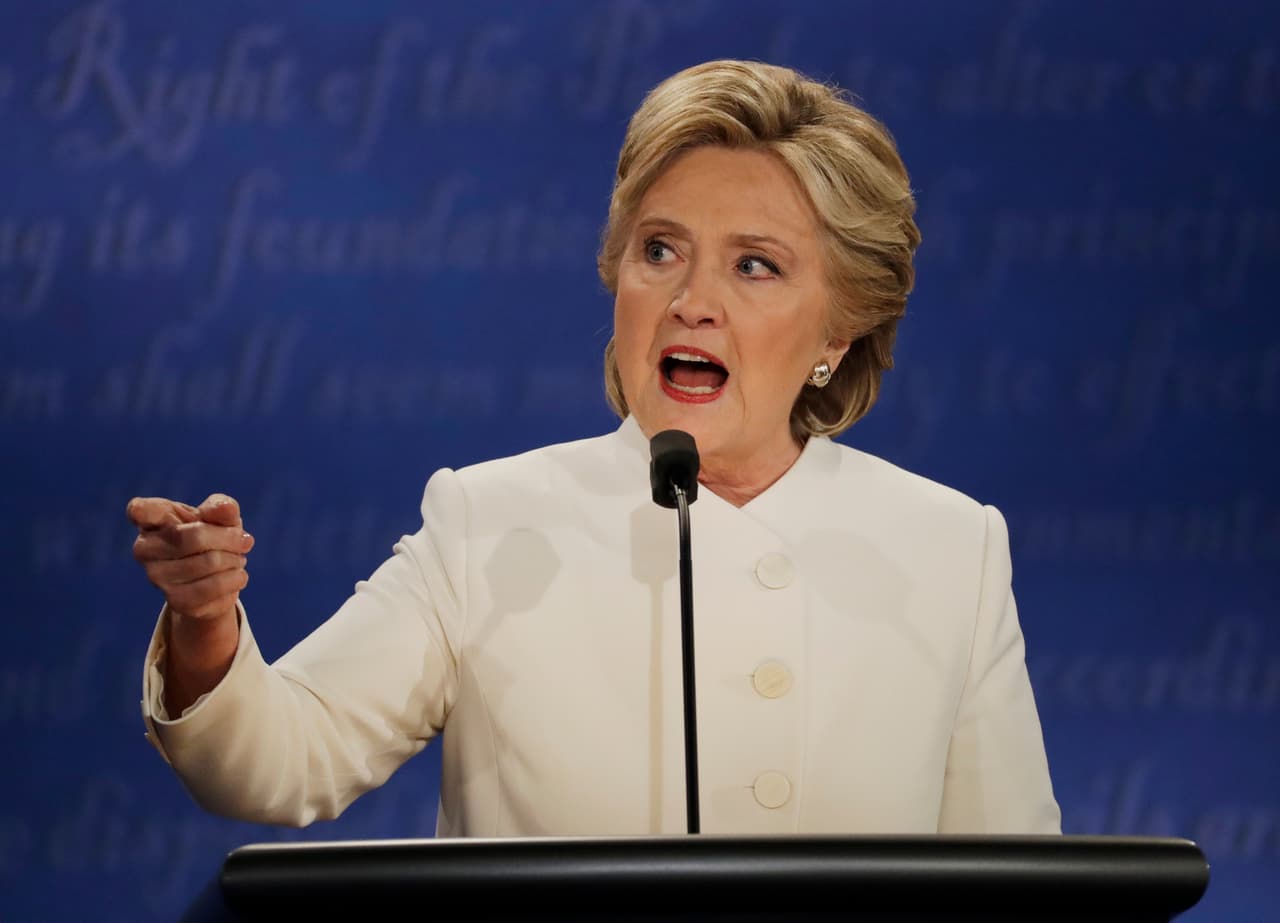 La candidata presidencial demócrata Hillary Clinton habla durante el tercer debate con su rival republicano Donald Trump en la Universidad de Nevada en Las Vegas, el miércoles 19 de octubre de 2016. (AP Foto/Patrick Semansky)