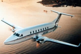 El empresario compró en una subasta el avión 6 millones de pesos (456 mil dólares).