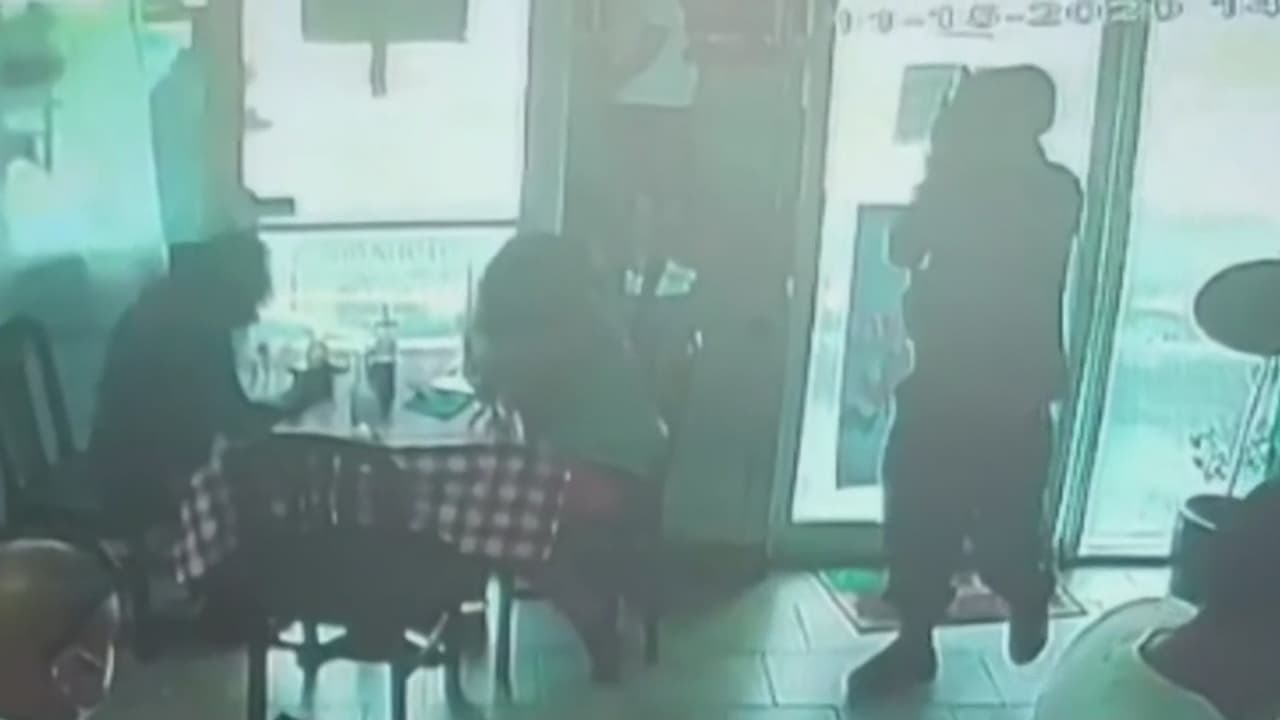 Buscan al sospechoso que aparece en este video cuando se dispara su arma en un restaurante de Miami-Dade