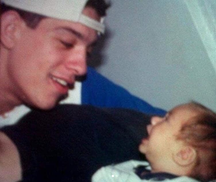 El cantante y actor se convirtió en padre a los 19 años, antes de entrar al reality show 'La Academia' donde saltó a la fama.
<br>