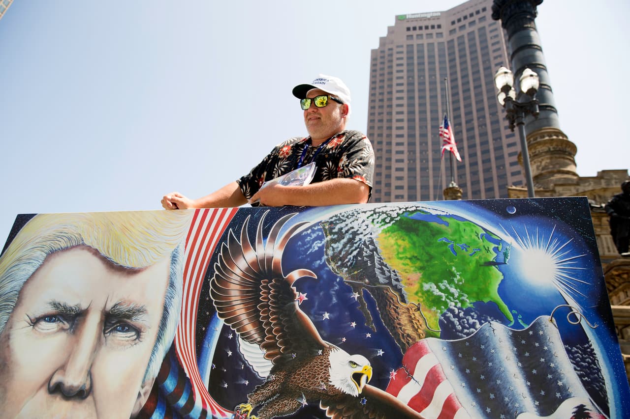 MARTES 19 DE JULIO. 12:20 PM. El artista Julian Raven, nacido en Londres, criado en España y ciudadano estadounidense desde hace un año muestra una pintura en apoyo a Donald Trump, de un muro que separa a México de Estados Unidos. "Hay que construir un muro, si alguien viene a tu casa, tiene que entrar por la puerta", dijo.